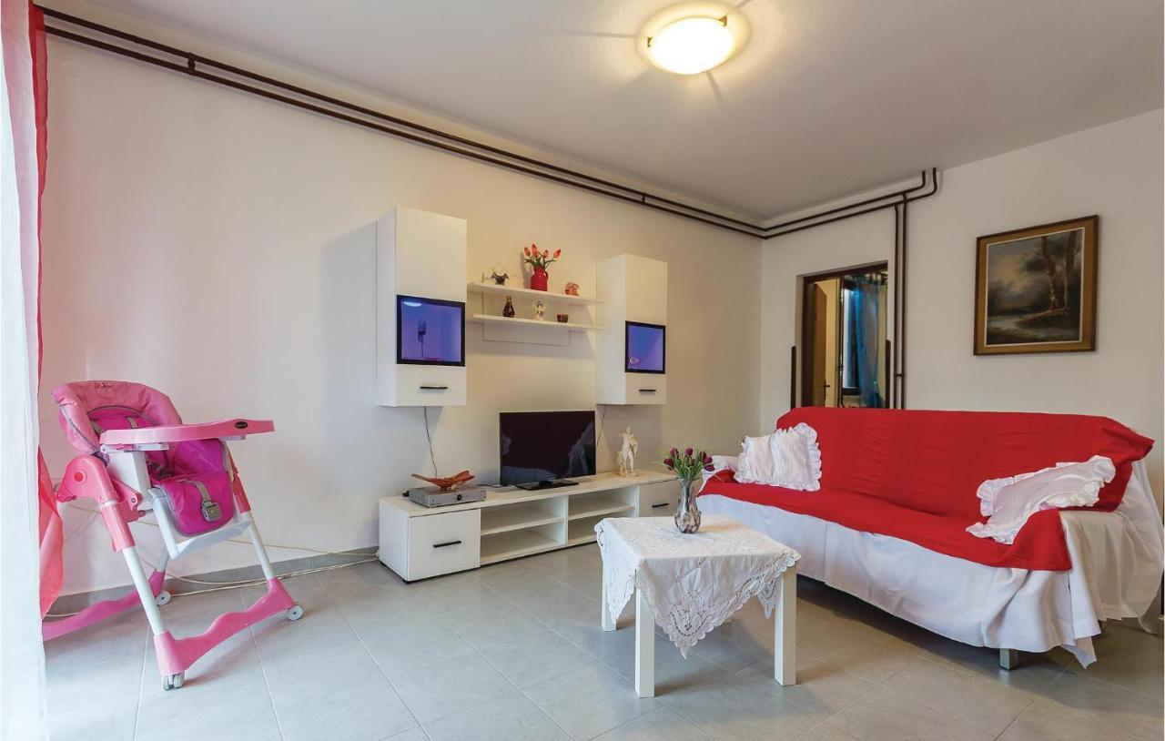 3 Bedroom Beautiful Apartment In Medulin Kültér fotó