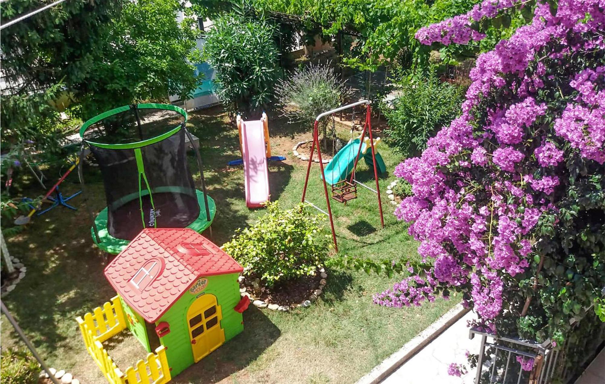 3 Bedroom Beautiful Apartment In Medulin Kültér fotó